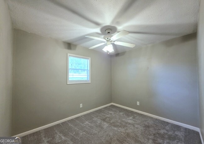 Building Photo - 3460 Meadowview Dr