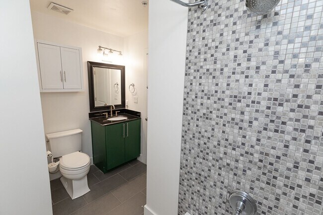 Building Photo - Chevy Chase Area One Bed, One Bath Condo R...