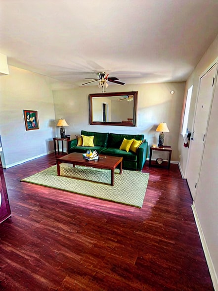 Primary Photo - 317 W School St