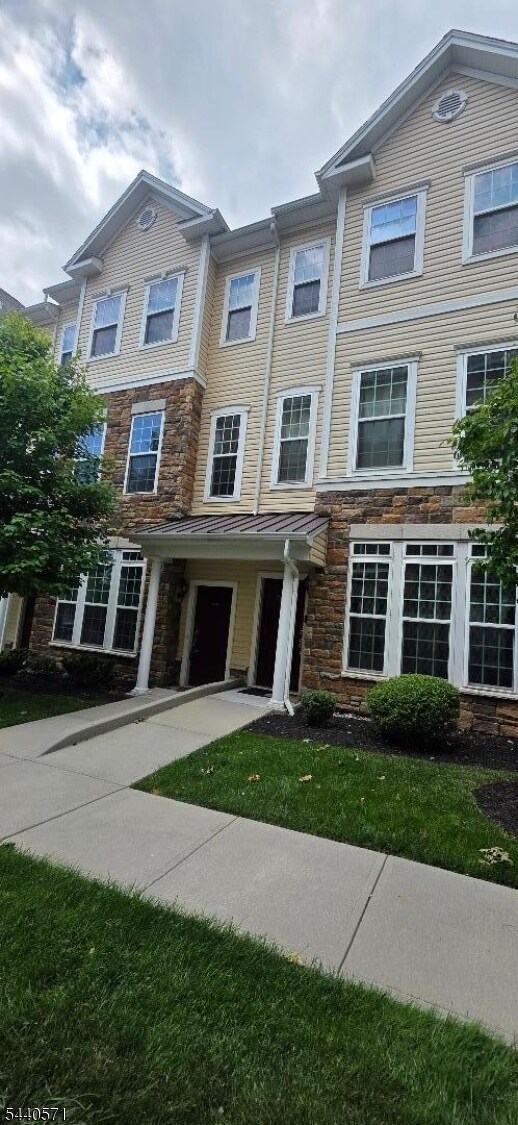 Building Photo - 10 Iris Ln