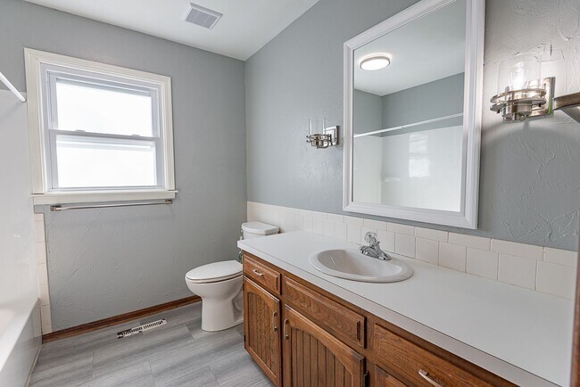 Building Photo - 3 Bed 2.5 Bath Springfield, MO