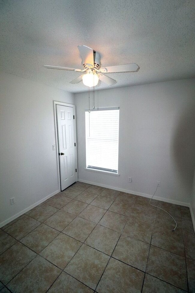 Building Photo - Corner of Curry Ford and Goldenrod 3 bedroom 2 baths and one car garage