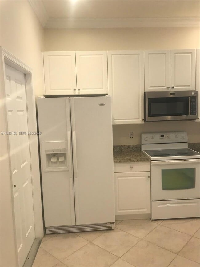 Building Photo - 3338 Lakeside Dr