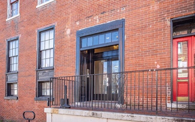 Building Photo - Charming & Spacious 2BR Right in the Heart...