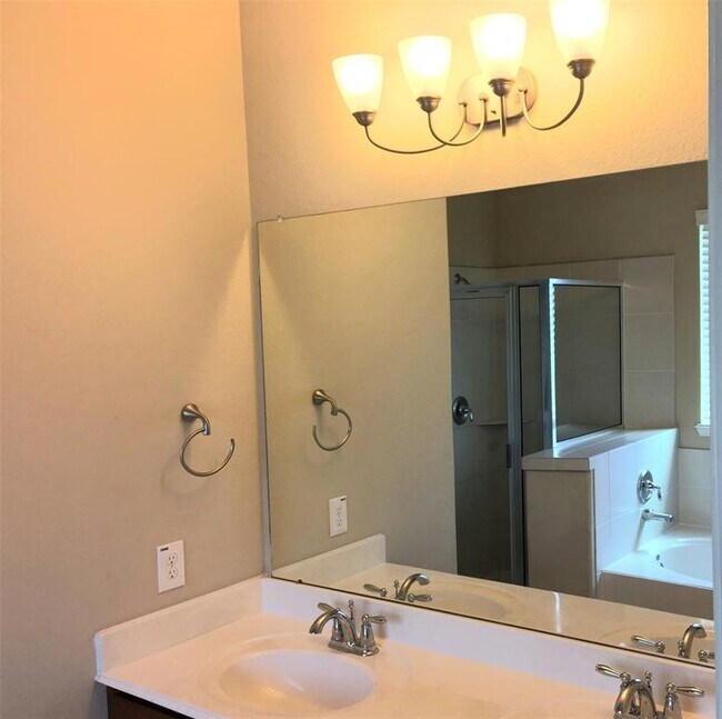 Building Photo - 15610 Whisper Woods Dr