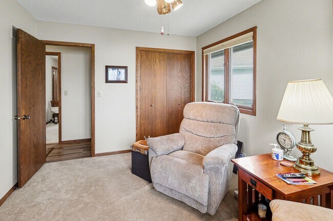 Building Photo - For Rent – 4 Bedroom Home in Sunset Hills, Pella