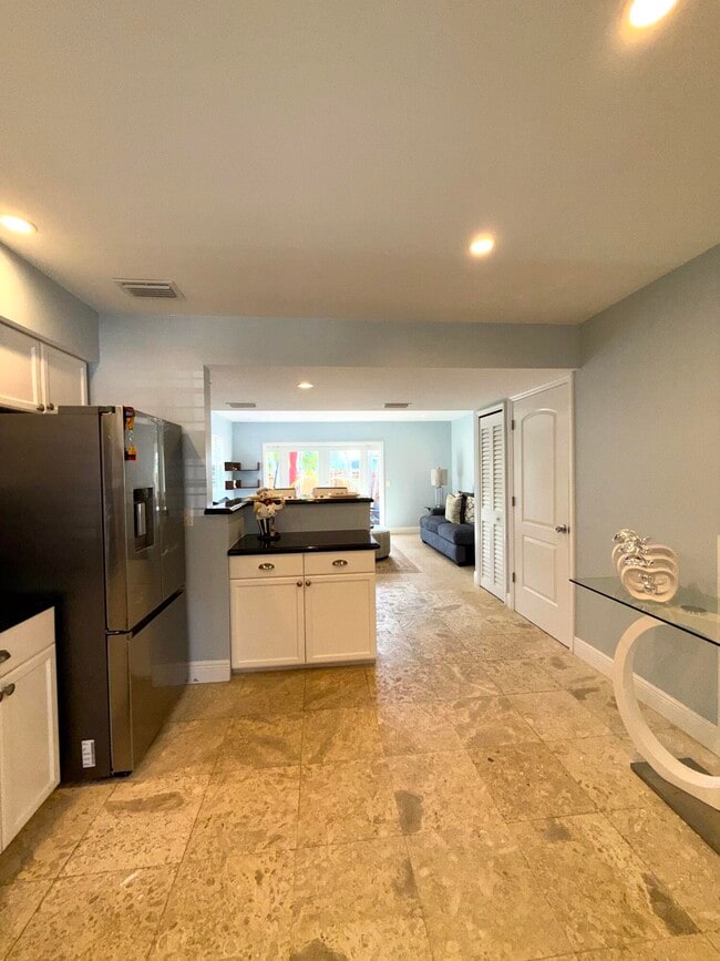 Building Photo - 409 N Cypress Dr