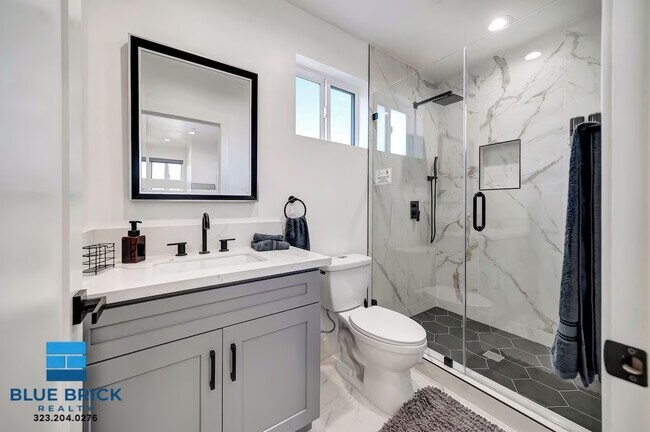 Building Photo - 5841 Vanalden Ave