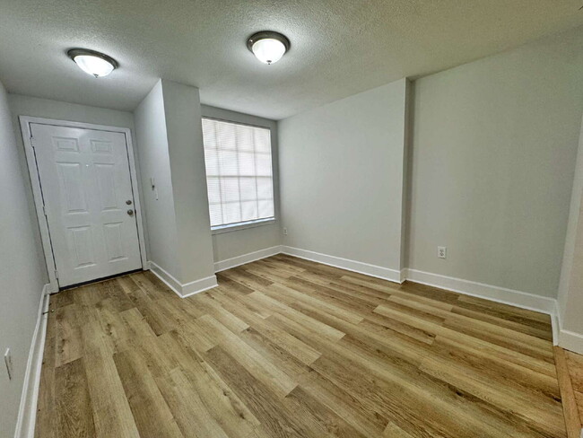Building Photo - Newly Renovated Ground Floor 1 BR/1 BA Condo!
