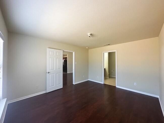 Building Photo - **CUTE 3 Bedroom Home, Move-in Ready**