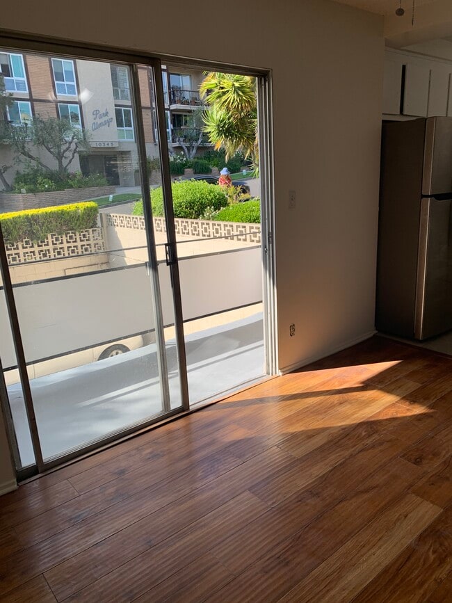 Primary Photo - 10350 Almayo Ave