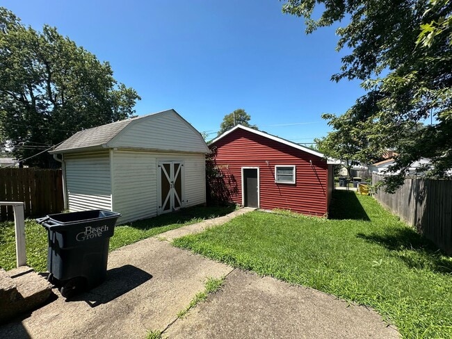 Building Photo - 3 potential 4 bedroom in desirable Beech G...