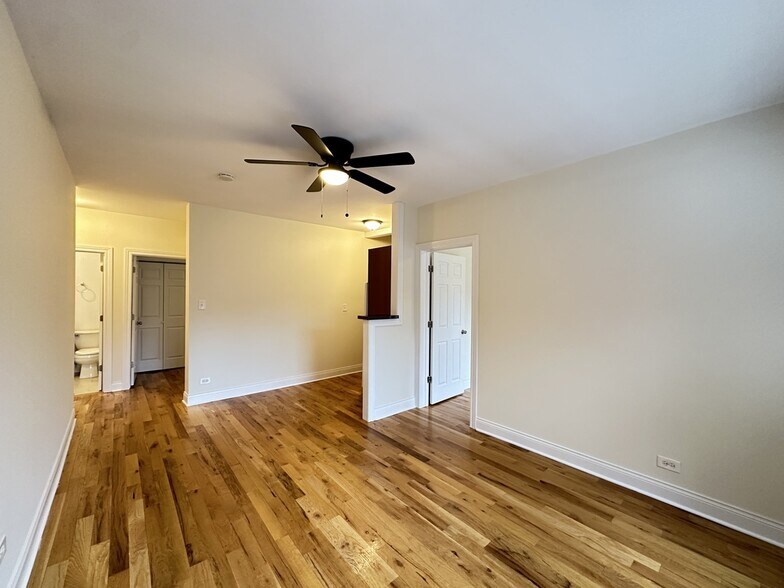 Building Photo - 633 W Cornelia Ave