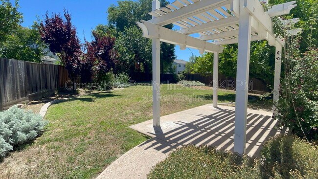 Building Photo - 2664 Ontario Dr