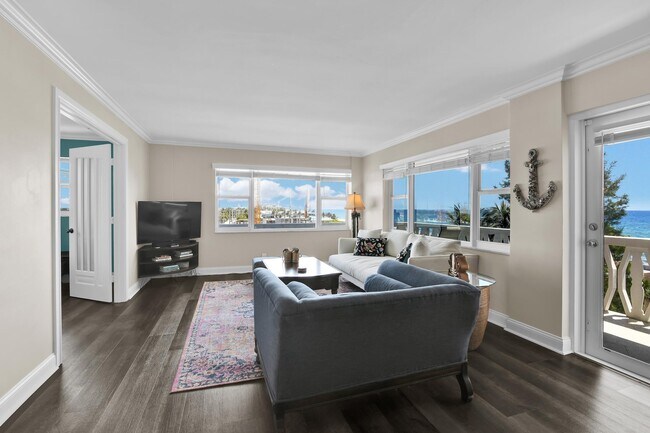 Building Photo - 1169 Hillsboro Mile