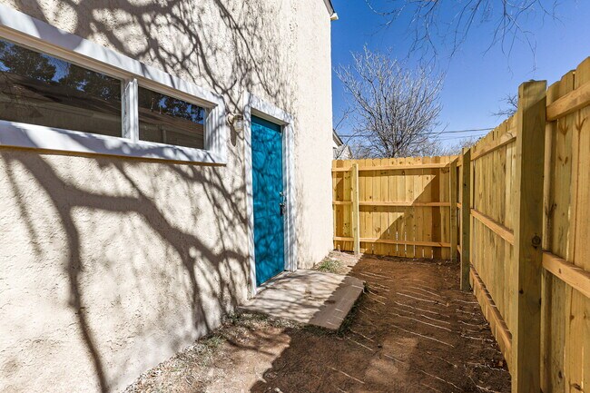 Building Photo - Spacious Backhouse Near Texas Tech, and Medical Centers!!