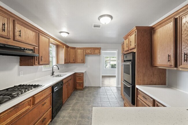 Building Photo - 5966 Doulton Dr