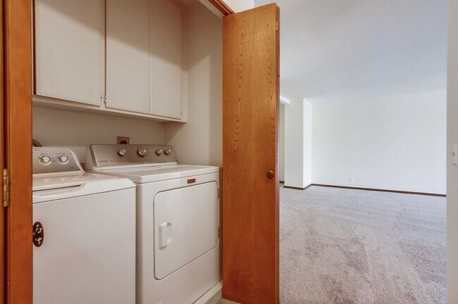 Building Photo - Prime Carlsbad Location - Available Now!