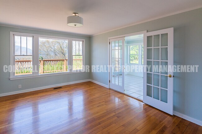 Building Photo - 323 Walsh Rd