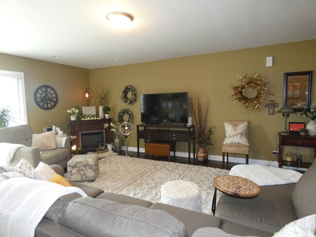 Building Photo - 655 N Edgemere Dr