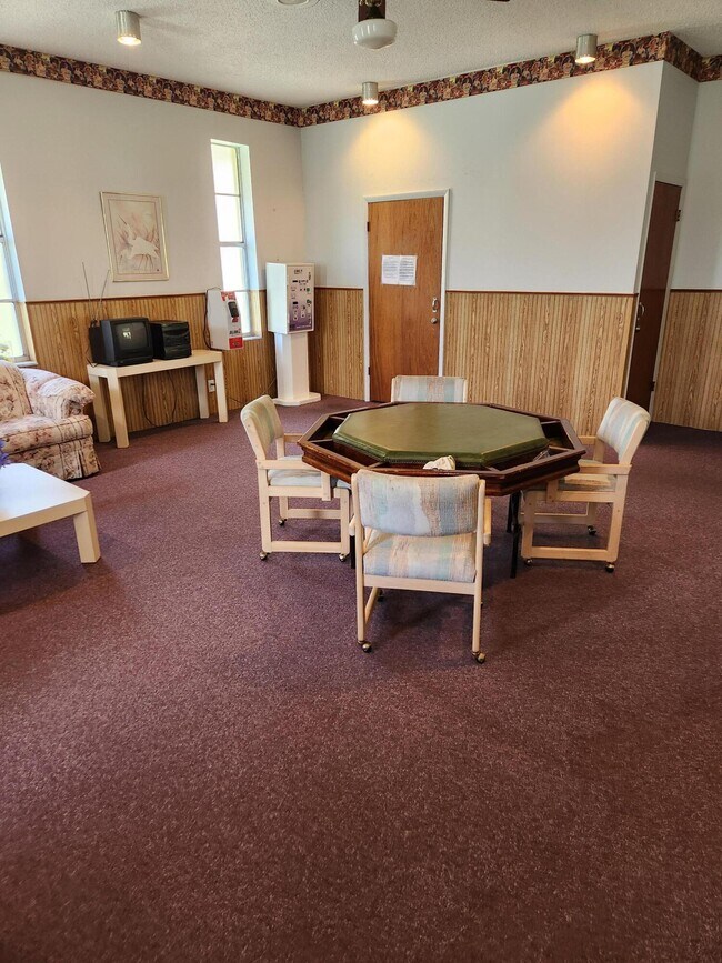 Building Photo - 600 Village Green Ct