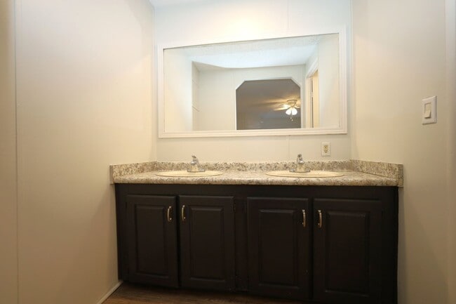 Building Photo - 5493 Griffin Dr