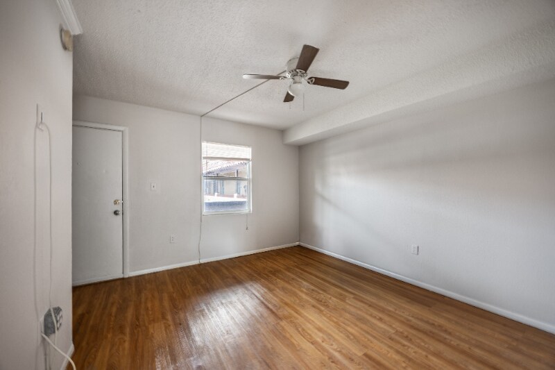 Building Photo - 914 SW 8th Ave