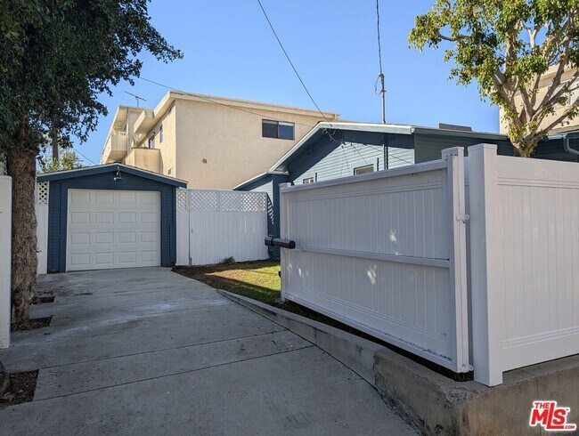 Building Photo - 1015 Granville Ave