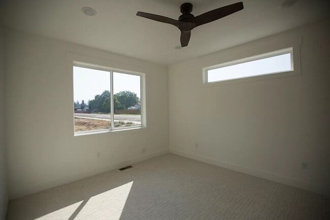 Building Photo - Newer Duplex in Quite Neighborhood