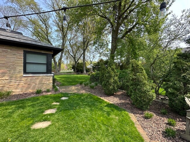 Building Photo - 4515 N Lake Dr