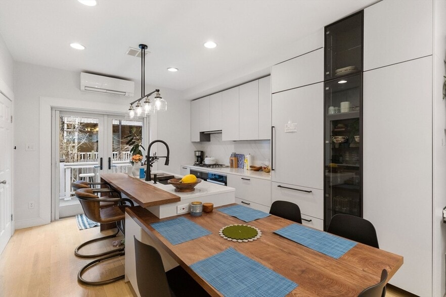 Building Photo - 62 Bolton St