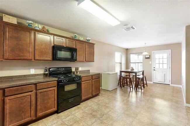 Building Photo - 8022 Yaupon View Dr