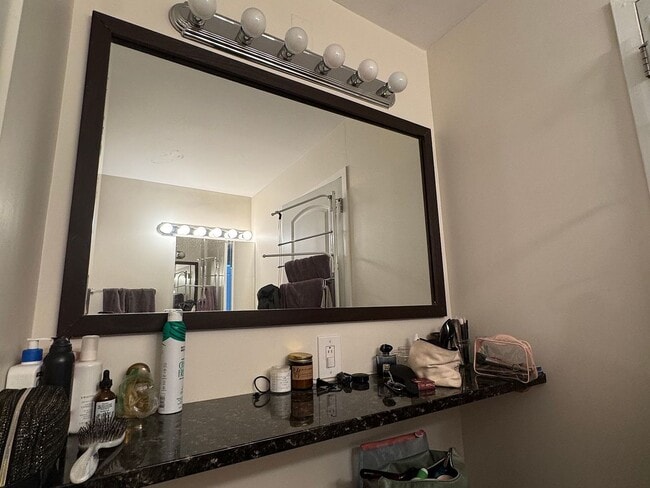 Building Photo - 1540 N La Salle Dr