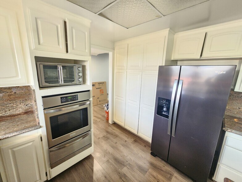 Building Photo - 11665 Babbitt Ave