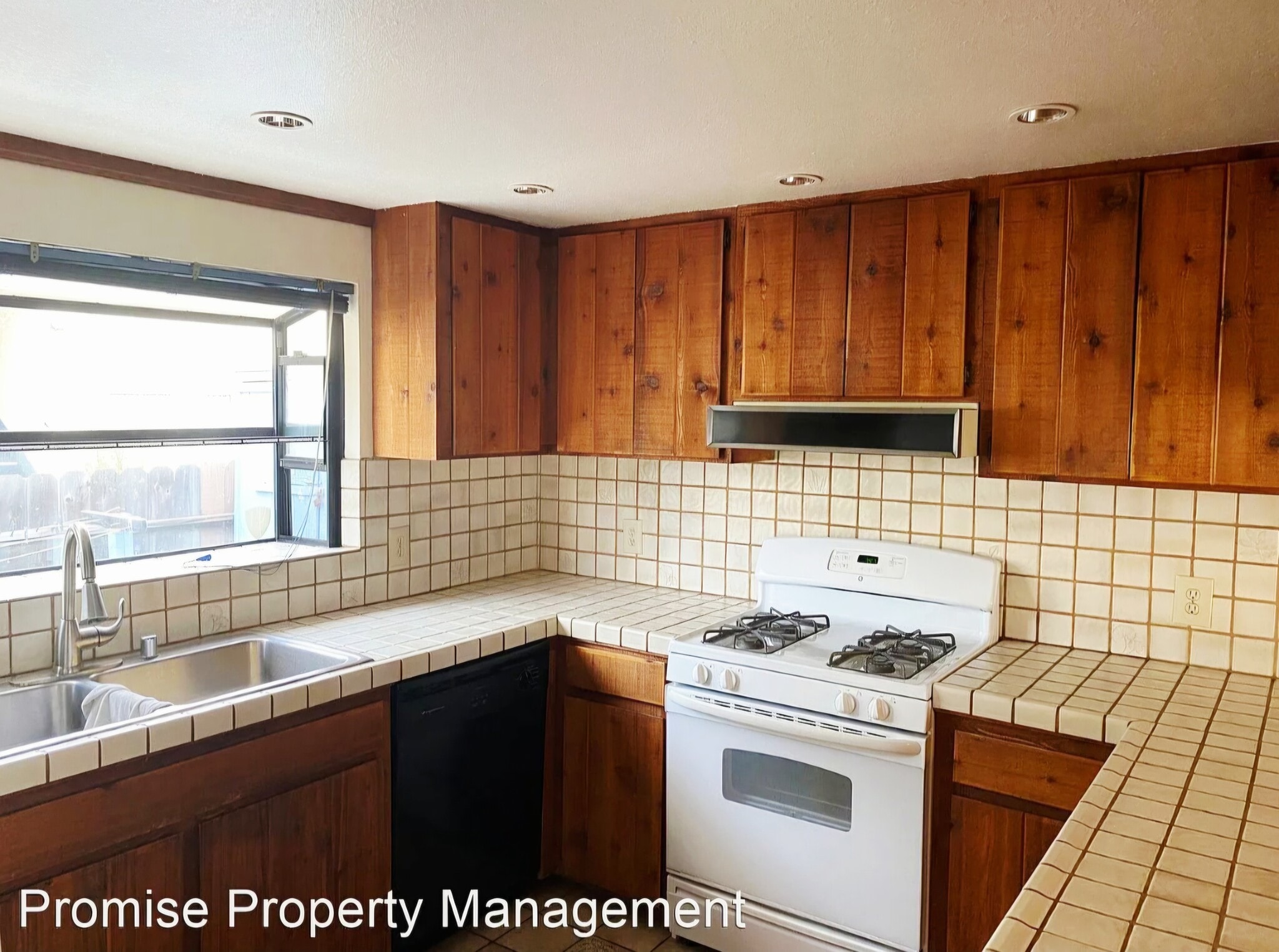 Beautiful Spanish Tile counters & floors w/plenty of storage. - 934 S Myers St