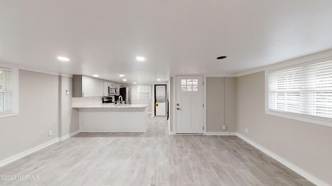 Building Photo - 1255 Central Dr