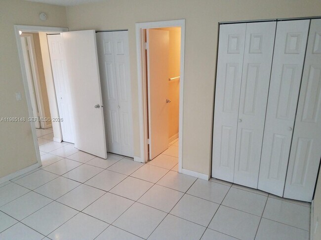 Building Photo - 10040 Twin Lakes Dr