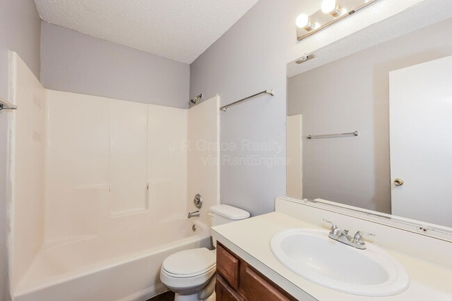 Building Photo - 5905 Shadydell Dr