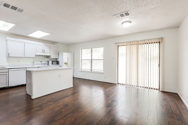 Building Photo - Spacious 3 bedroom only 8 miles from Randolph Air Force Base