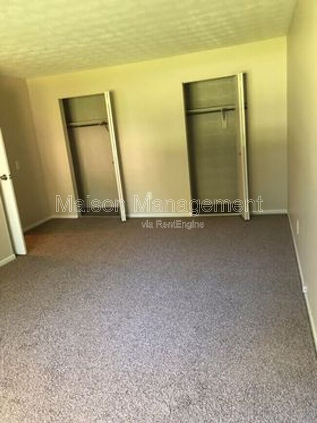 Building Photo - 17 Stenwick Dr