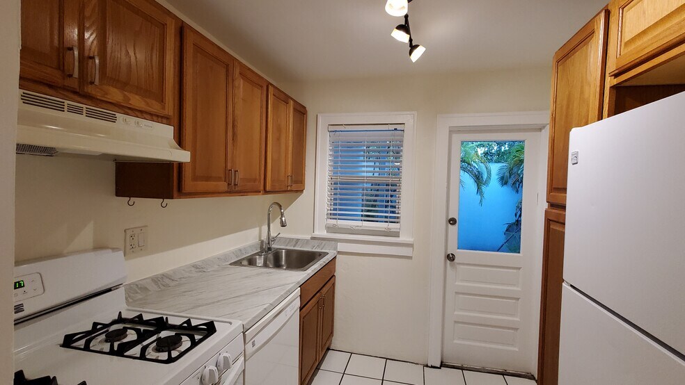 Kitchen - 2140 Secoffee St