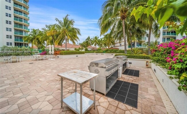 Building Photo - 20000 E Country Club Dr