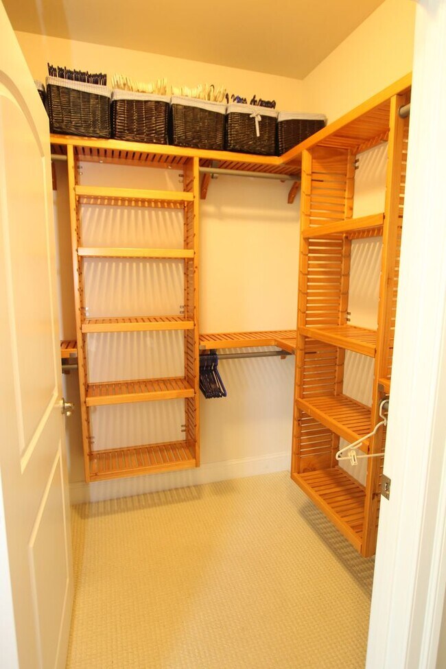 Building Photo - Beautiful Furnished Home Close to Bethany ...