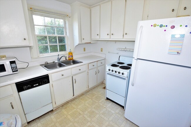 Building Photo - 1211 Highland St