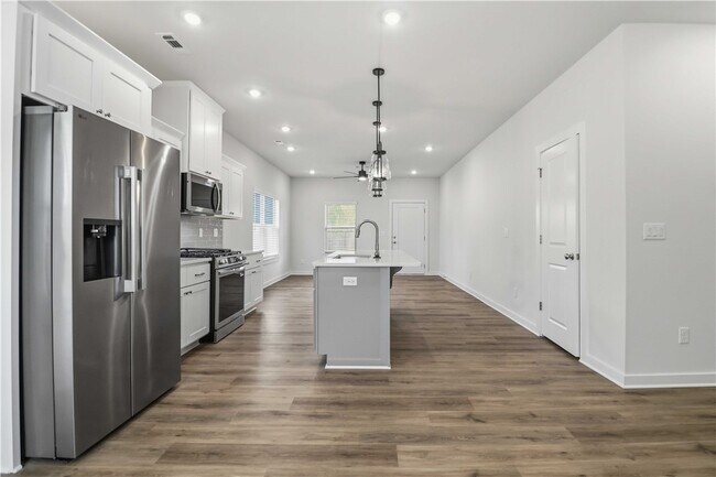 Building Photo - 3406 SE K St