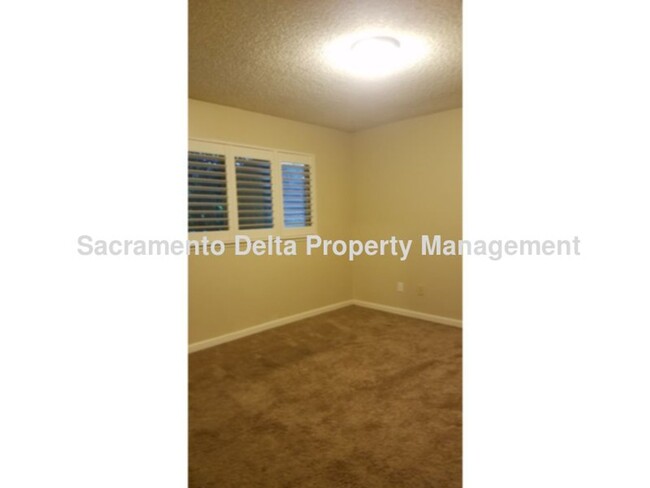 Building Photo - AVAILABLE NOW - CITRUS HEIGHTS 3 BEDROOM 2...