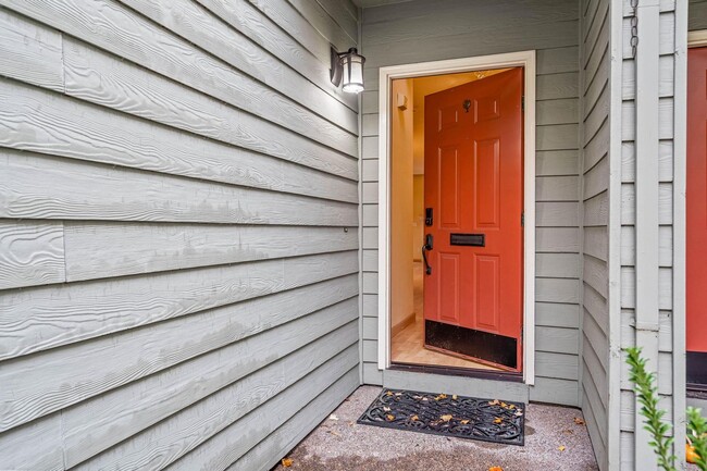 Building Photo - Unique 3-bdrm/2.5-bath duplex w/ A/C—Priva...