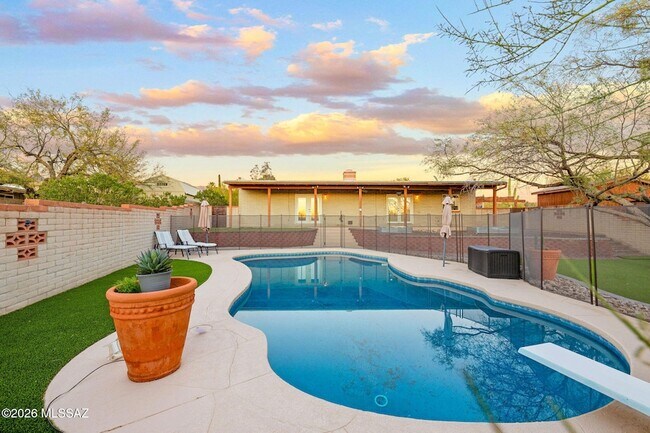 Building Photo - 3721 N Sierra Madre Dr