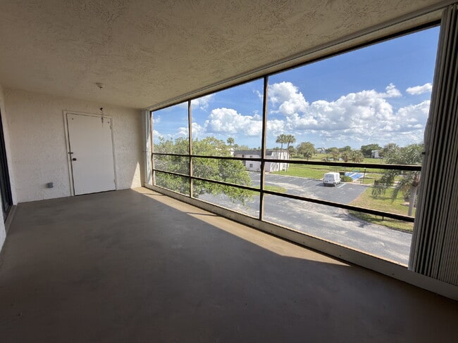 Building Photo - Wickham Road Condo