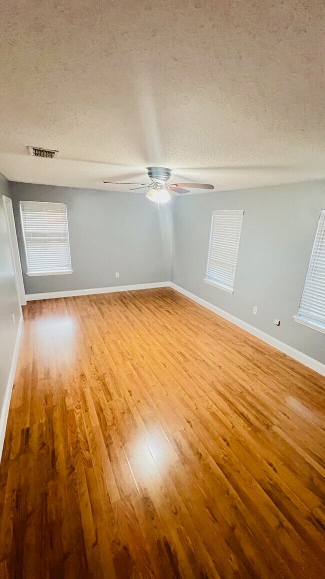 Building Photo - 888 Legion Dr